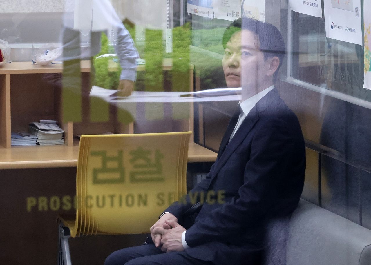 쌍방울 대북송금 사건 수사 과정에서 '연어 술파티 진술 회유 의혹'을 받는 박상용 인천지검 부부장검사가 11일 서울 서초구 대검찰청에서 열리는 감찰위원회에 출석을 자청하며 민원실에 대기하고 있다. 뉴스1