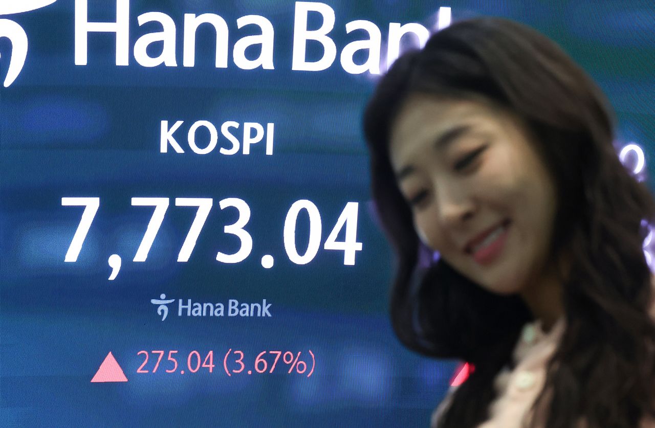 코스피가 개장 직후 7800선을 넘어 사상 최고치를 기록한 11일 오전 서울 중구 하나은행 본점 딜링룸 전광판에 코스피 지수가 표시되고 있다. 이날 코스피는 전 거래일 대비 3.70% 오른 7775.31에 개장했다. 뉴스1