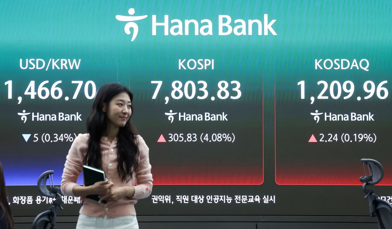 코스피가 개장 직후 7800선을 넘어 사상 최고치를 기록한 11일 오전 서울 중구 하나은행 본점 딜링룸 전광판에 코스피 지수 등이 표시되고 있다. 이날 코스피는 전 거래일 대비 227.31포인트(3.70%) 오른 7775.31에, 코스닥은 5.16포인트(0.43%) 상승한 1212.88에 거래를 시작했다. 뉴스1