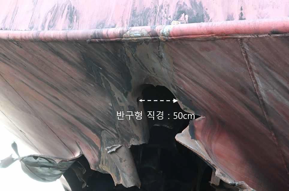 정부는 4일(현지시간) 호르무즈 해협 인근에서 HMM 소속 화물선 ‘나무호’에서 폭발과 화재가 발생했으며 미상 비행체의 타격에서 일어났다고 밝혔다. 미국 측은 이란 공격 가능성을 제기했지만, 이란 정부는 개입 의혹을 부인했고 한국 정부는 정확한 원인을 조사 중이다. 사진은 미상 비행체의 타격으로 피해 입은 선박 외부의 모습. 뉴스1