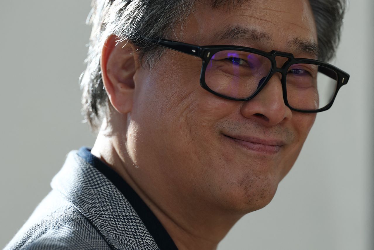 올해 칸영화제 공식 경쟁 부문 심사위원장을 맡은 박찬욱 감독이 영화제 개막 전날인 현지시간 5월 11일 프랑스 칸의 호텔 마르티네즈에 도착하고 있다. 박찬욱 감독은 올초 심사위원장 선정 소감에서 “증오와 분열의 시대에 한편의 영화를 보기 위해 영화관에 모여 숨결과 심장박동을 맞추는 단순한 행위가 마음을 움직이고 보편적 연대를 만들어낼 수 있다고 믿는다”고 말했다. 로이터=연합