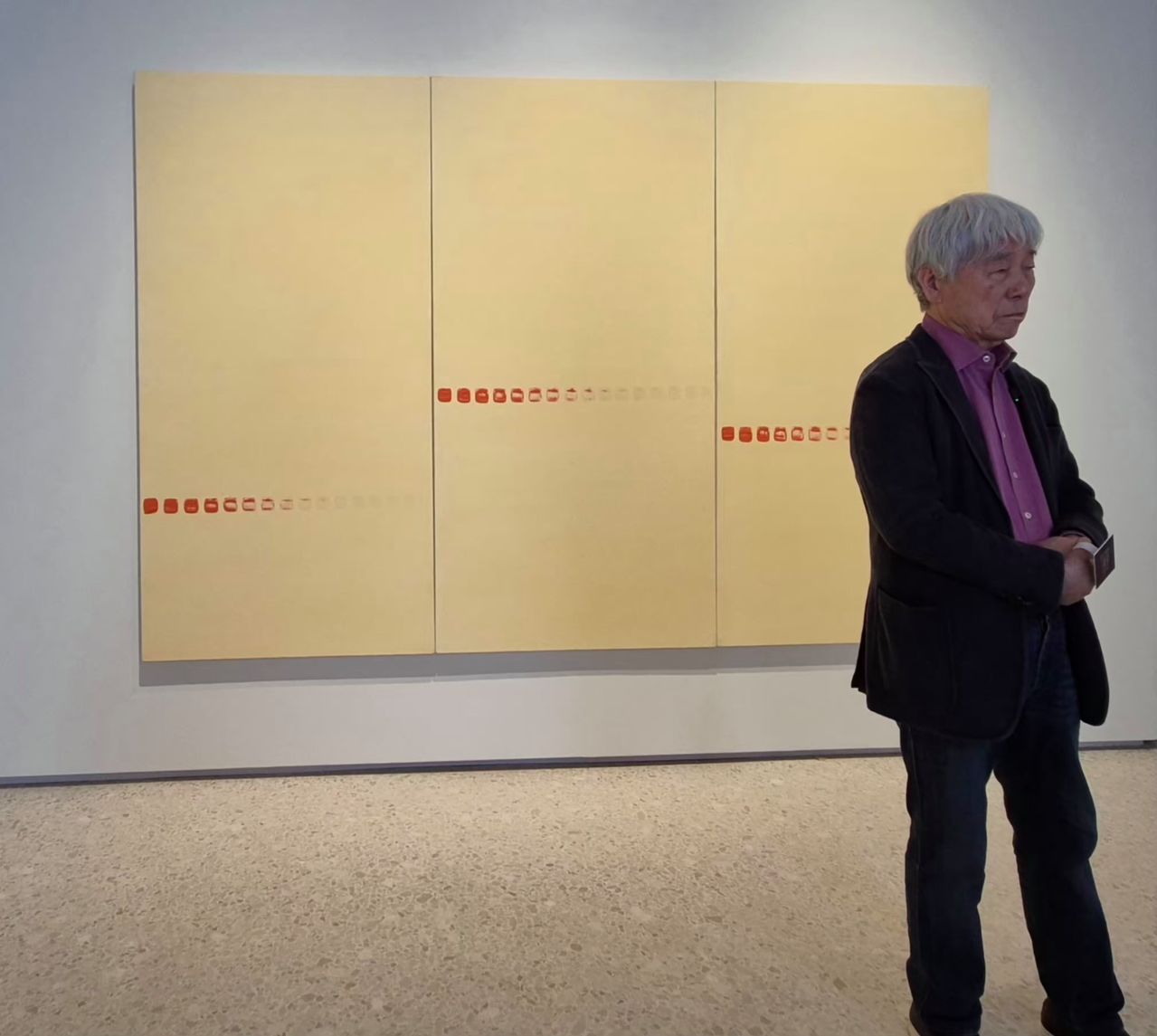 초기작 '점으로부터'(1978) 앞에 선 이우환. 베니스=권근영 기자