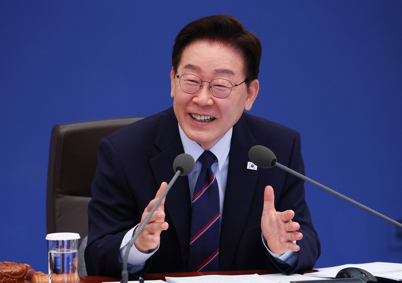  이재명 대통령이 12일 청와대에서 열린 제21회 국무회의에서 발언을 하고 있다. 청와대사진기자단 