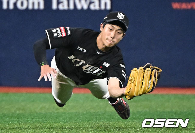 [OSEN=고척, 조은정 기자]8일 서울 고척스카이돔에서 2026 신한 SOL KBO리그 키움 히어로즈와 KT 위즈의 경기가 열렸다.이날 키움은 안우진, KT 오원석을 선발로 내세웠다.6회말 1사에서 KT 중견수 유준규가 키움 안치홍 뜬공에 좋은 수비를 선보이고 있다. 2026.05.08 /cej@osen.co.kr