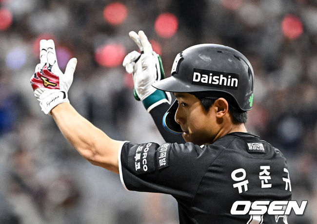 [OSEN=고척, 조은정 기자]8일 서울 고척스카이돔에서 2026 신한 SOL KBO리그 키움 히어로즈와 KT 위즈의 경기가 열렸다.이날 키움은 안우진, KT 오원석을 선발로 내세웠다.8회초 무사 1루에서 KT 유준규가 적시타를 날린 뒤 세리머니를 하고 있다. 2026.05.08 /cej@osen.co.kr