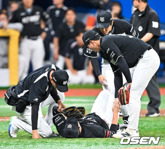 [OSEN=고척, 민경훈 기자] 9일 서울 고척스카이돔에서 2026 신한 SOL KBO리그 키움 히어로즈와 KT 위즈의 경기가 열렸다.이날 키움은 알칸타라, KT 고영표를 선발로 내세웠다.연장 10회말 1사 주자 만루 키움 주성원의 투수 앞 땅볼때 타구에 맞은 KT 우규민이 고통을 호소하고 있다. 2026.05.09 /rumi@osen.co.kr
