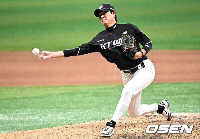 [OSEN=고척, 조은정 기자]8일 서울 고척스카이돔에서 2026 신한 SOL KBO리그 키움 히어로즈와 KT 위즈의 경기가 열렸다.이날 키움은 안우진, KT 오원석을 선발로 내세웠다.9회말 KT 우규민이 역투하고 있다. 2026.05.08 /cej@osen.co.kr