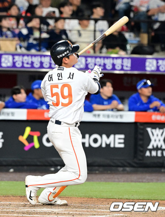 [OSEN=대전, 지형준 기자] 15일 대전 한화생명 볼파크에서 2026 신한 SOL KBO리그 한화 이글스와 삼성 라이온즈의 경기가 열렸다.4연패 중인 한화는 윌켈 에르난데스, 5연승을 노리는 삼성은 양창섭이 선발로 나섰다.6회말 1사 1루에서 한화 허인서가 좌중월 투런포를 날리고 있다. 2026.04.15/ jpnews@osen.co.kr