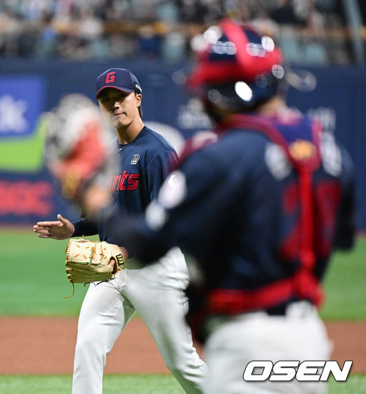 [OSEN=고척, 지형준 기자] 11일 서울 고척스카이돔에서 ‘2026 신한은행 SOL Bank KBO리그’ 키움 히어로즈와 롯데 자이언츠의 경기가 열렸다.이날 키움은 와일스, 롯데는 비슬리를 선발투수로 내세웠다.9회초 수비를 마치고 롯데 박정민이 손성빈과 기뻐하고 있다. 2026.04.11/ jpnews@osen.co.kr