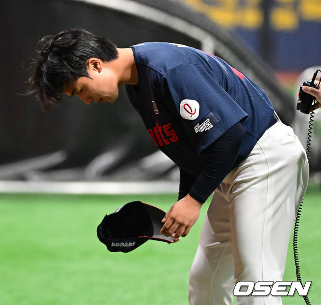 [OSEN=고척, 지형준 기자] 프로야구 롯데 자이언츠가 극적인 역전승을 거두며 3연승을 질주했다.롯데는 11일 서울 고척스카이돔에서 열린 ‘2026 신한은행 SOL Bank KBO리그’ 키움 히어로즈와의 경기에서 연장 혈투 끝에 3-1 역전승을 거뒀다. 이날 승리로 롯데는 3연승을 질주했고 키움은 3연패에 빠졌다.경기를 마치고 데뷔 첫 승을 거둔 롯데 박정민이 팬들에게 감사 인사를 하고 있다. 2026.04.11/ jpnews@osen.co.kr