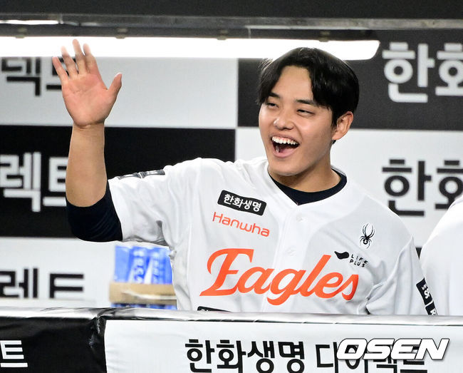 [OSEN=대전, 지형준 기자] 14일 대전 한화생명 볼파크에서 2026 신한 SOL KBO리그 한화 이글스와 삼성 라이온즈의 경기가 열렸다.3연패 중인 한화는 문동주, 4연승을 노리는 삼성은 최원태가 선발로 나섰다.6회초 2사 만루에서 한화 문동주가 삼성 박승규의 유격수 땅볼에 양우혁이 2루에서 포스아웃 당하자 위기를 벗어나며 기뻐하고 있다. 2026.04.14/ jpnews@osen.co.kr