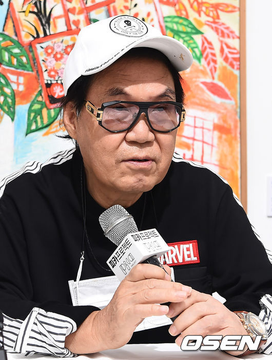 [OSEN=김성락 기자] 8일 오후 서울 강남구 피카프로젝트 청담본점에서 ‘아트, 하트, 화투 그리고 조영남’ 전시회 기자간담회가 열렸다. 조영남이 취재진의 질문에 대답하고 있다./ksl0919@osen.co.kr