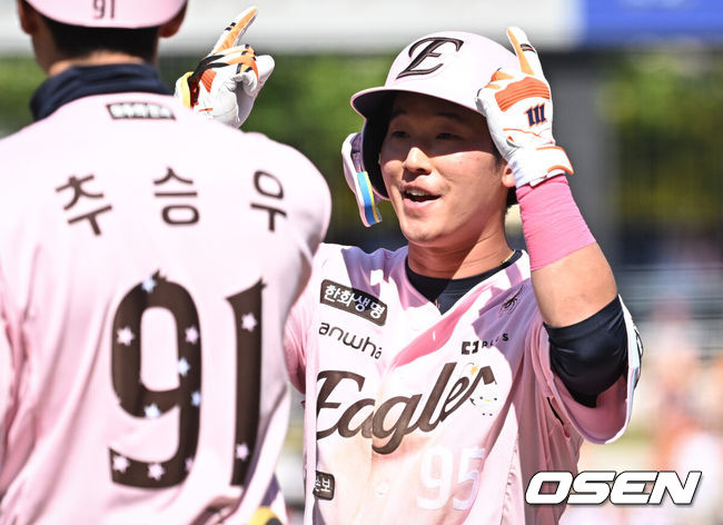 [OSEN=대전, 조은정 기자]9일 오후 대전 한화생명볼파크에서 2026 신한 SOL KBO리그 한화 이글스와 LG 트윈스의 경기가 열렸다.이날 한화는 왕옌청을 LG는 치리노스를 선발로 내세웠다.4회말 2사 만루에서 한화 황영묵이 역전 2타점 적시타를 날린 뒤 기뻐하고 있다.  2026.05.09 /cej@osen.co.kr