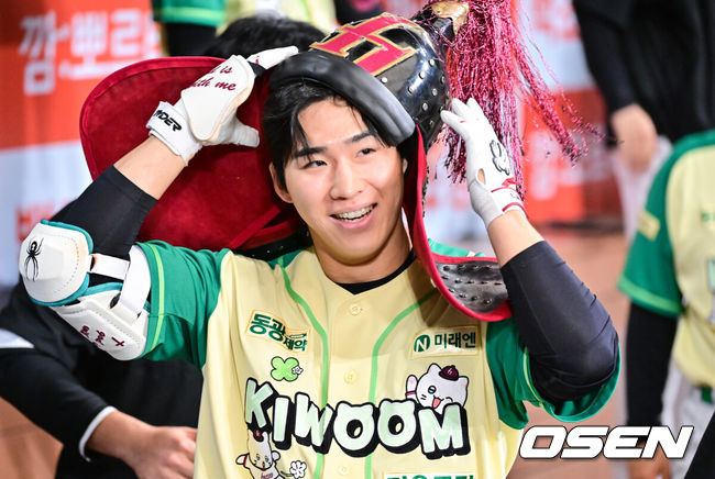 [OSEN=고척, 박준형 기자] 12일 서울 고척스카이돔에서 ‘2026 신한은행 SOL Bank KBO리그’ 키움 히어로즈와 롯데 자이언츠의 경기가 열렸다.이날 키움은 안우진을, 롯데는 박세웅을 선발투수로 내세웠다.1회말 키움 선두타자 이주형이 선취 솔로홈런을 날린뒤 동료들의 축하를 받고 있다.  2026.04.12 / soul1014@osen.co.kr