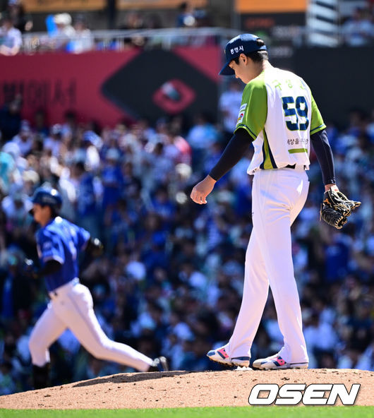 [OSEN=창원, 조은정 기자]10일 창원NC파크에서 2026 신한 SOL KBO 리그 NC 다이노스와 삼성 라이온즈의 경기가 열렸다.홈팀 NC는 구창모가, 방문팀 삼성은 오러클린을 선발로 내세웠다. 2회초 2사 1루에서 삼성 구자욱이 투런 홈런을 날린 뒤 베이스를 돌고 있다. 아쉬워하는 NC 선발 투수 구창모. 2026.05.10 /cej@osen.co.kr