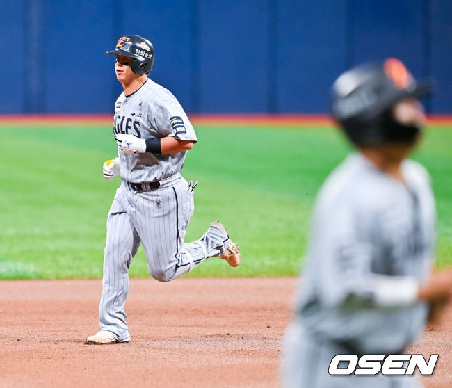 [OSEN=고척, 민경훈 기자] 12일 서울 고척 스카이돔에서 2026 신한 SOL KBO리그 키움 히어로즈와 한화 이글스의 경기가 열렸다.키움은 배동현, 한화는 류현진이 선발로 나섰다.1회초 1사 주자 만루 한화 노시환이 중월 만루 홈런을 때린 후 그라운드를 돌고 있다. 2026.05.12/ rumi@osen.co.kr