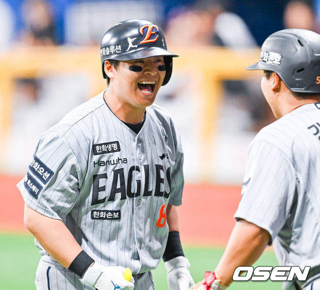 [OSEN=고척, 민경훈 기자] 12일 서울 고척 스카이돔에서 2026 신한 SOL KBO리그 키움 히어로즈와 한화 이글스의 경기가 열렸다.키움은 배동현, 한화는 류현진이 선발로 나섰다.1회초 1사 주자 만루 한화 노시환이 중월 만루 홈런을 때린 후 홈을 밟으며 기뻐하고 있다. 2026.05.12/ rumi@osen.co.kr