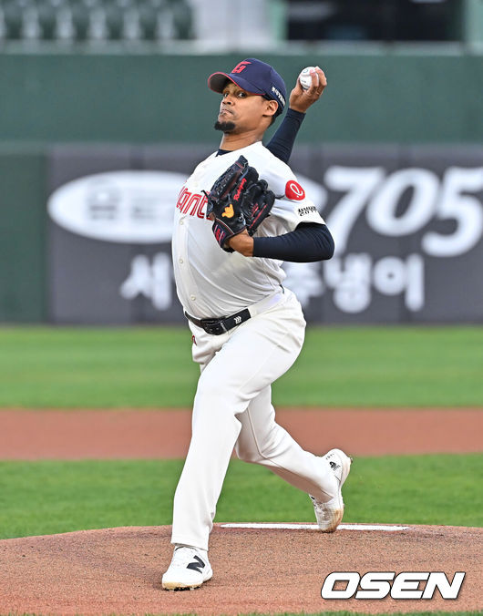 [OSEN=부산, 이석우 기자] 12일 부산 사직야구장에서 2026 신한 SOL KBO 리그 롯데 자이언츠와 NC 다이노스의 경기가 열렸다. 홈팀 롯데는 로드리게스가, 방문팀 NC는 라일리가 선발 출전했다.롯데 자이언츠 선발 투수 로드리게스가 역투하고 있다. 2026.05.12 / foto0307@osen.co.kr