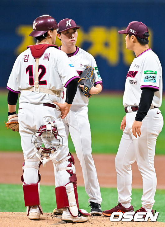 [OSEN=고척, 민경훈 기자] 12일 서울 고척 스카이돔에서 2026 신한 SOL KBO리그 키움 히어로즈와 한화 이글스의 경기가 열렸다.키움은 배동현, 한화는 류현진이 선발로 나섰다.1회초 1사 주자 1,3루 한화 최재훈 타석에서 키움 노병호 코치가 마운드에 올라 선발 배동현과 얘기를 나누고 있다. 2026.05.12/ rumi@osen.co.kr
