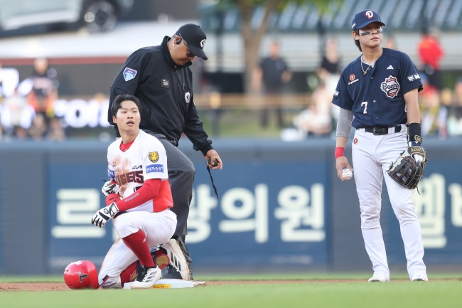 KIA 박재현이 안타를 치고 상대 송구 실수를 틈타 2루까지 진출하고 있다./KIA 타이거즈 제공
