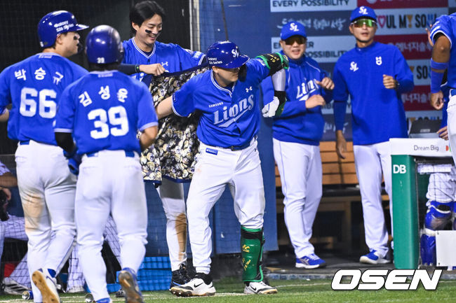 [OSEN=잠실, 박준형 기자] 12일 오후 서울 잠실구장에서 2026 신한 SOL KBO리그 LG 트윈스와 삼성 라이온즈의 진행됐다.이날 LG는 임찬규를, 삼성은 최원태를 선발투수로 내세웠다.8회초 2사 만루 삼성 전병우가 재역전 만루 홈런을 날리고 홈런 재킷을 입고 있다 .   2026.05.12 / soul1014@osen.co.kr