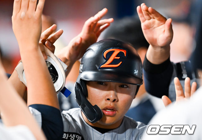 [OSEN=고척, 민경훈 기자] 12일 서울 고척 스카이돔에서 2026 신한 SOL KBO리그 키움 히어로즈와 한화 이글스의 경기가 열렸다.키움은 배동현, 한화는 류현진이 선발로 나섰다.2회초 2사 주자 3루 한화 강백호가 좌중간 1타점 적시 2루타때 홈을 밟은 문현빈이 덕아웃에서 축하를 받고 있다. 2026.05.12/ rumi@osen.co.kr