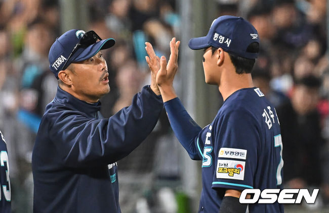 [OSEN=부산, 이석우 기자] 12일 부산 사직야구장에서 2026 신한 SOL KBO 리그 롯데 자이언츠와 NC 다이노스의 경기가 열렸다. 홈팀 롯데는 로드리게스가, 방문팀 NC는 라일리가 선발 출전했다.NC 다이노스 이호준 감독이 8-1로 승리한 후 김주원과 하이파이브를 하고 있다. 2026.05.12 / foto0307@osen.co.kr