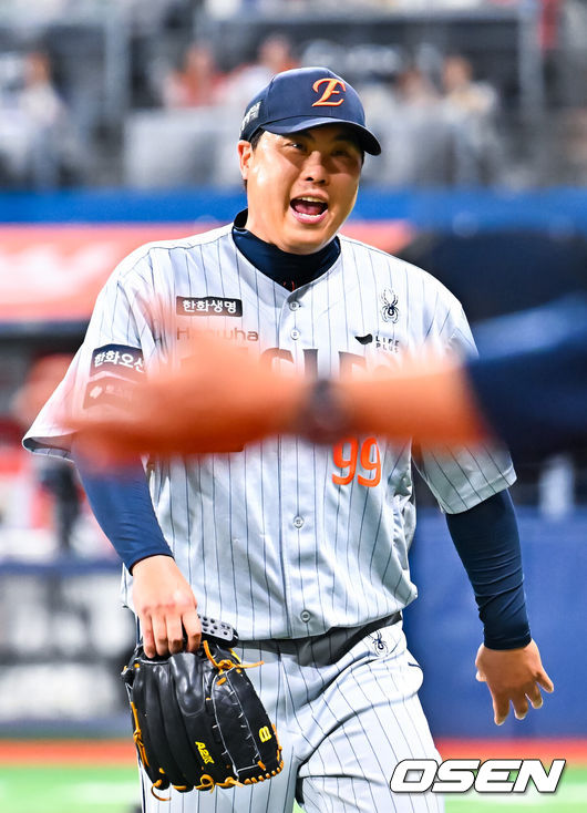 [OSEN=고척, 민경훈 기자] 12일 서울 고척 스카이돔에서 2026 신한 SOL KBO리그 키움 히어로즈와 한화 이글스의 경기가 열렸다.키움은 배동현, 한화는 류현진이 선발로 나섰다.4회말을 마친 한화 선발 류현진이 덕아웃으로 들어가며 포효하고 있다. 2026.05.12/ rumi@osen.co.kr