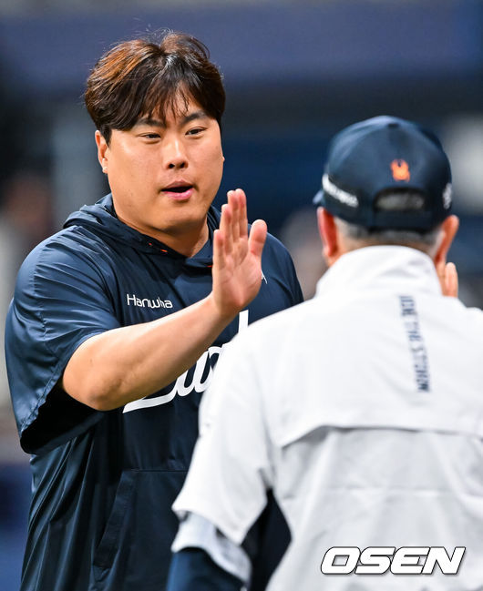 [OSEN=고척, 민경훈 기자] 12일 서울 고척 스카이돔에서 2026 신한 SOL KBO리그 키움 히어로즈와 한화 이글스의 경기가 열렸다.이 경기에서 한화는 키움에 11-5로 승리했다. 이날 승리로 3연승을 내달린 한화는 시즌 전적 17승20패를 만들었다. 키움전은 4연승, 고척 키움전은 지난해 5월 9일부터 10연승이다.경기를 마치고 한화 승리투수 류현진이 김경문 감독과 하이파이브를 하고 있다. 2026.05.12/ rumi@osen.co.kr
