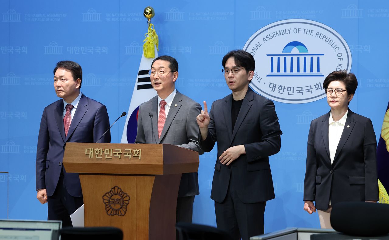 국민의힘 국회 외교통일·국방위원회 위원들이 11일 오전 서울 여의도 국회 소통관에서 나무호 피격 정부 대응 관련 공동 기자회견을 하고 있다. 뉴스1