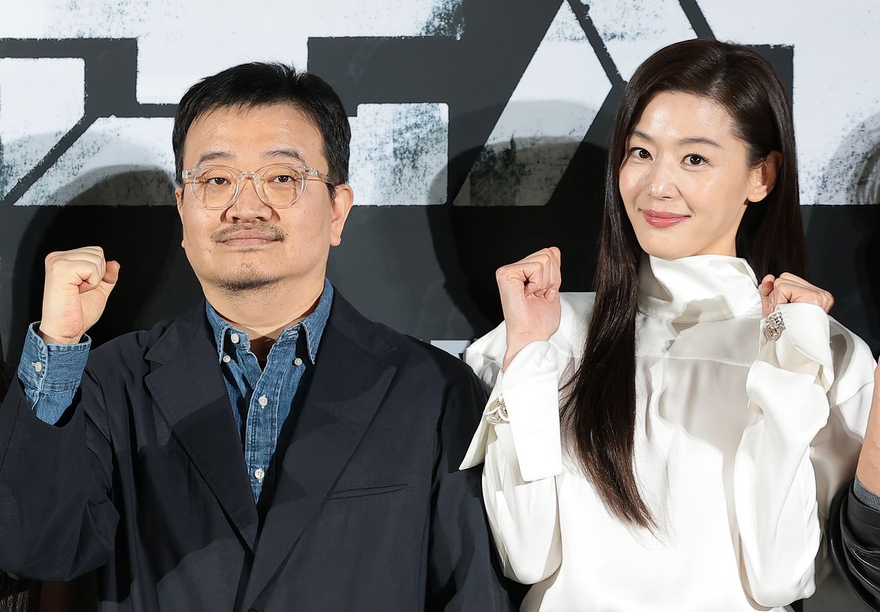 올해 칸영화제 미드나잇 스크리닝 부문에 초청된 '군체'의 연상호 감독과 배우 전지현(오른쪽)이 6일 서울 용산구 CGV용산아이파크몰에서 열린 영화 '군체' 제작보고회에 참석해 포즈를 취하고 있다. '군체'는 정체불명의 감염사태로 봉쇄된 건물 안, 고립된 생존자들이 예측할 수 없는 형태로 진화하는 감염자들에 맞서 벌이는 사투를 그린 작품이다. 뉴스1