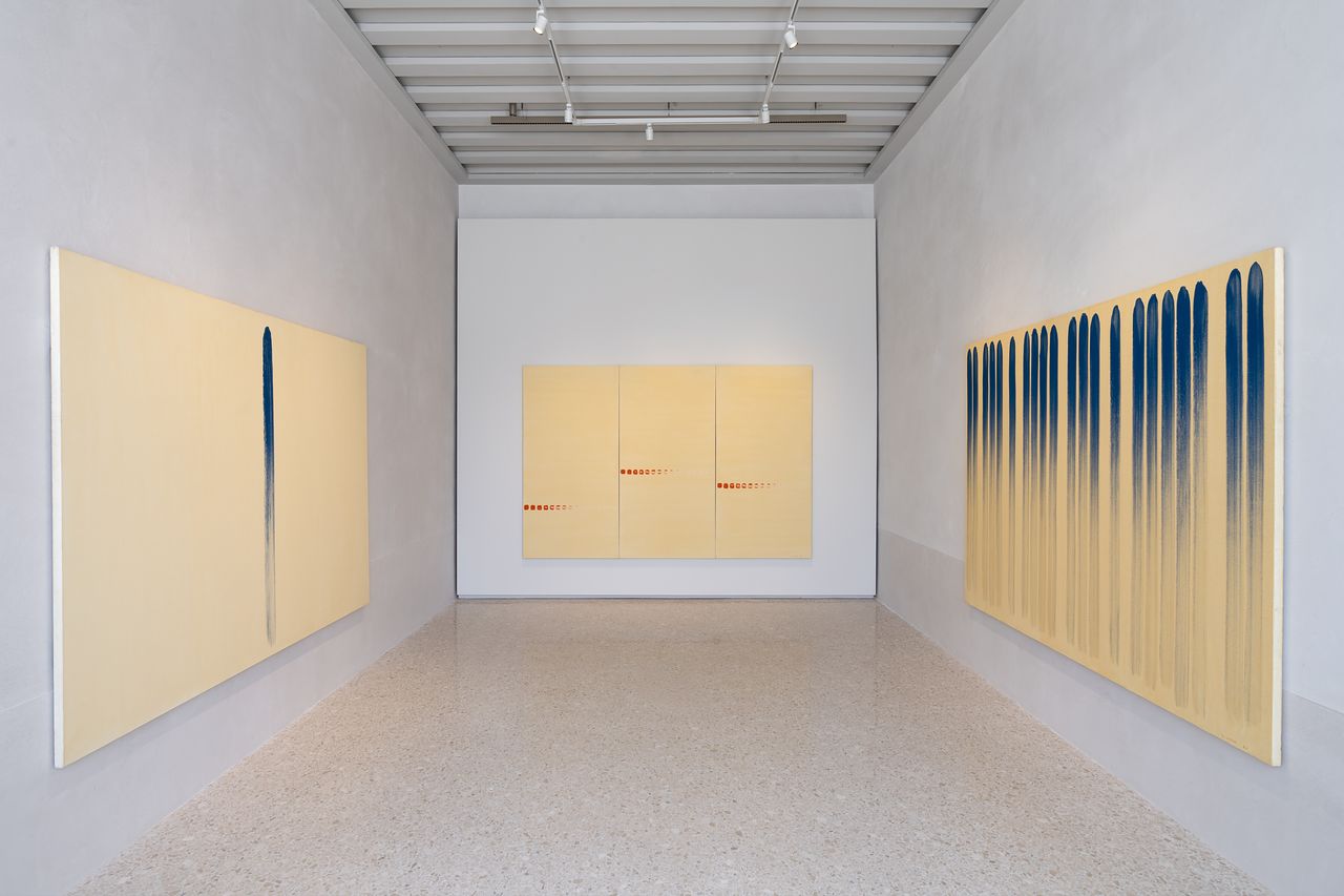 초기작 '점으로부터'선으로부터' 세 점이 걸린 전시실. 사진 Lorenzo Palmieri © Lee Ufan / Artists Rights Society (ARS), New York/ADAGP, Paris