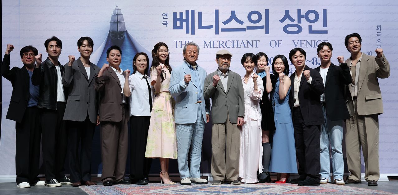 (왼쪽부터)오경택 연출과 배우 이승주, 카이, 박명훈, 한세라, 최수영, 박근형, 신구, 원진아, 김아영, 김슬기, 조달환, 최정헌, 이상윤이 12일 서울 혜화동 NOL 서경스퀘어에서 열린 연극 ‘베니스의 상인’ 기자간담회에서 포즈를 취하고 있다. 연합뉴스