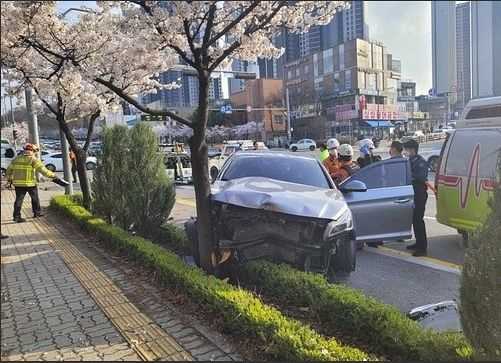 지난달 6일 원주시 무실동 법원 앞 사거리 교통사고 현장. 강원특별자치도소방본부 제공