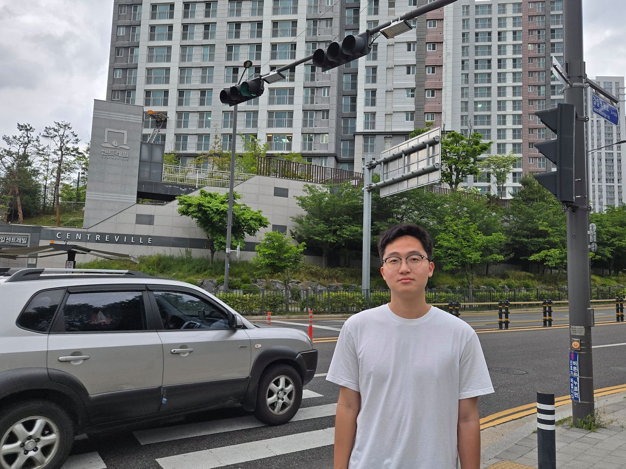 하남 감일지구에 거주하는 대학생 김응원씨(22)는 “이번 선거는 내란 심판 선거. 민주당을 뽑겠다”고 말했다. 하남=강보현 기자