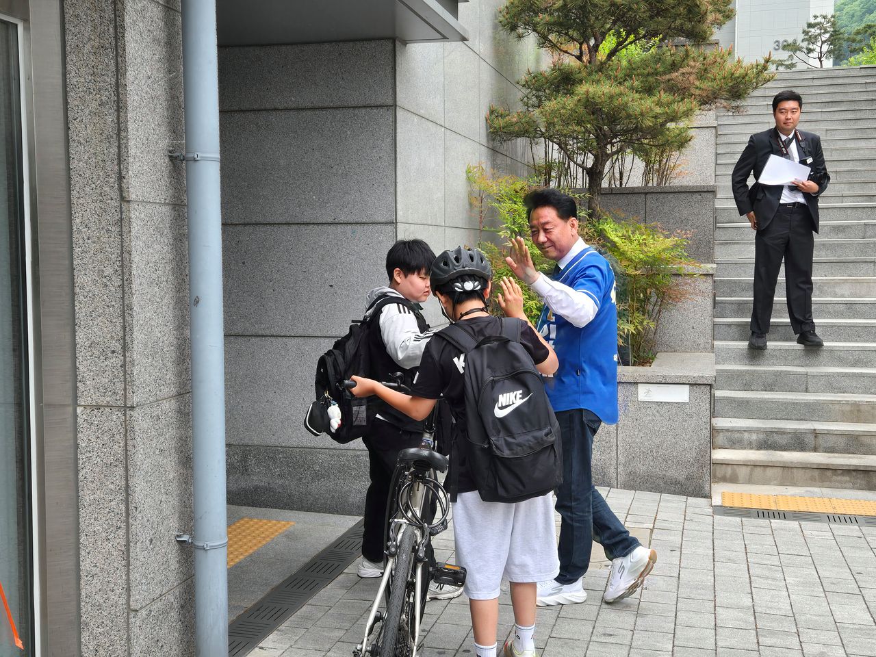이광재 민주당 후보가 11일 하남 감일지구에서 시민들과 하이파이브를 하고 있다. 하남=강보현 기자