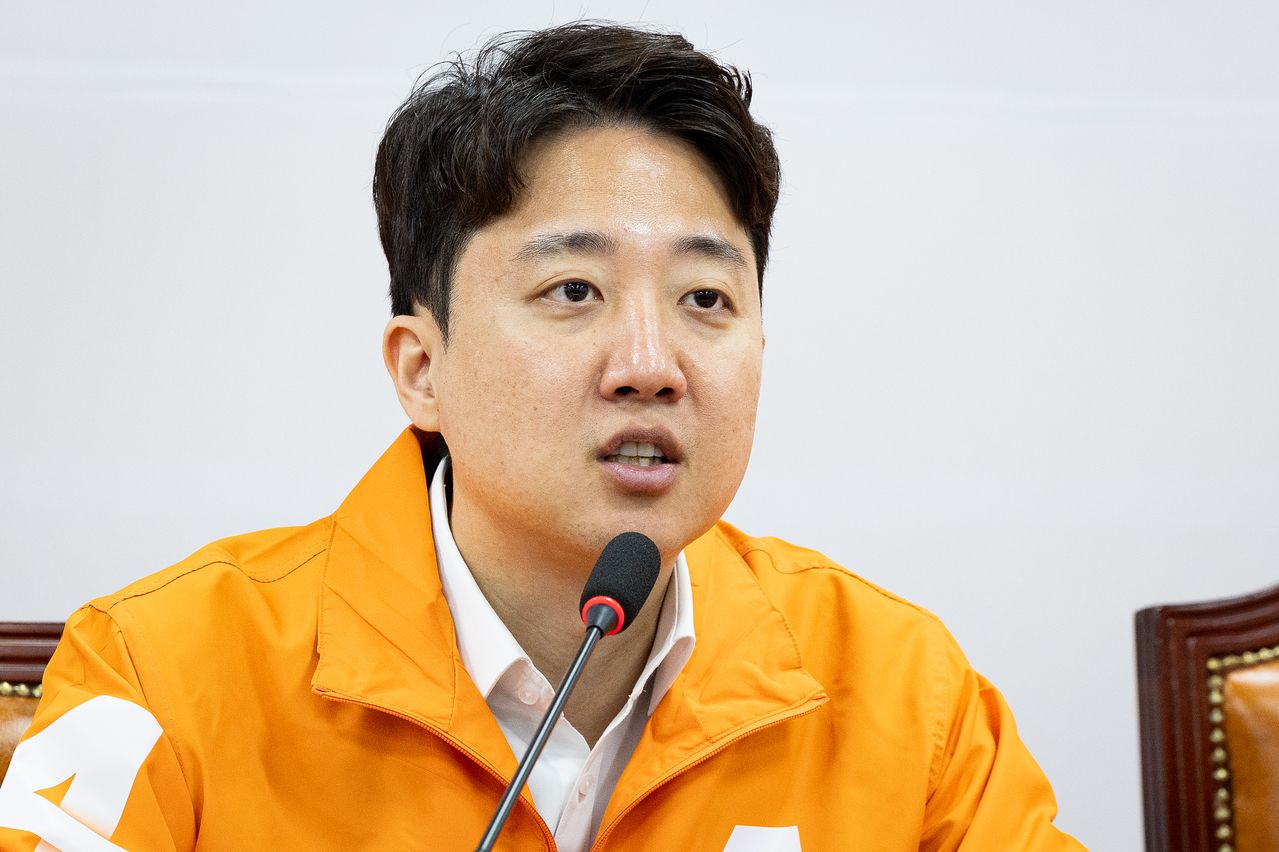 이준석 개혁신당 대표(총괄선거대책위원장)가 11일 서울 여의도 국회에서 열린 제1차 선거대책위원회의에서 모두 발언을 하고 있다. 뉴스1
