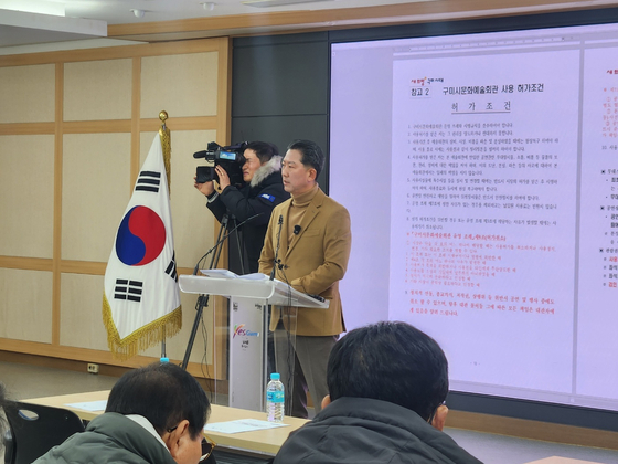 2024년 12월 23일 경북 구미시청에서 김장호 경북 구미시장이 가수 이승환씨의 콘서트 관련 입장문을 발표하고 있다. 김정석 기자