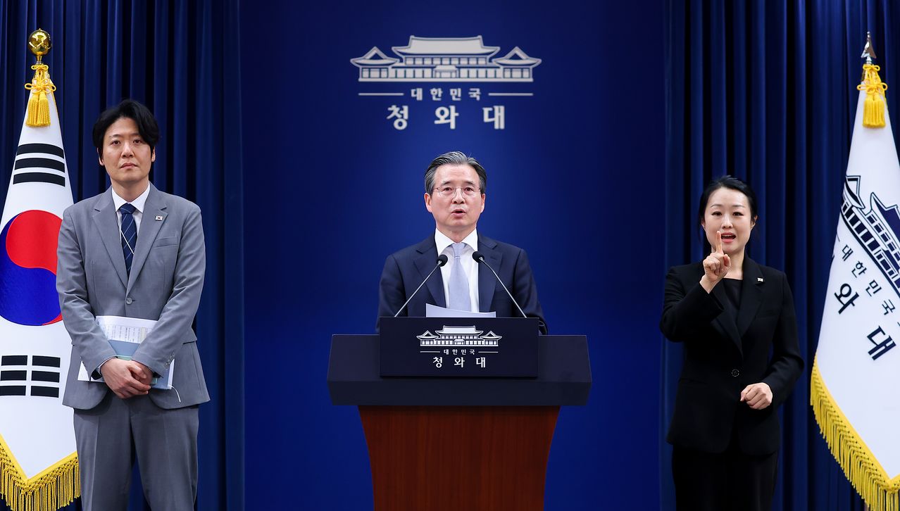 김용범 정책실장이 27일 청와대 춘추관에서 이날 열린 이재명 대통령과 데미스 허사비스 구글 딥마인드 최고경영자(CEO) 면담 관련 브리핑을 하고 있다.   왼쪽부터 김우창 국가AI정책비서관, 김 정책실장, 박지연 수어통역사. 연합뉴스