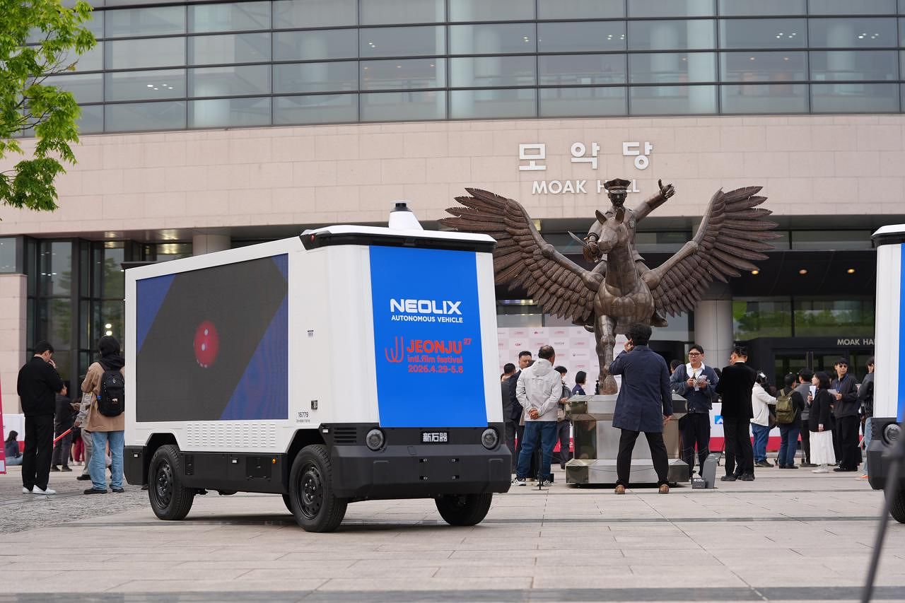 전주국제영화제에 등장한 네오릭스의 LED 스크린 탑재 무인배송차. [사진 네오릭스]