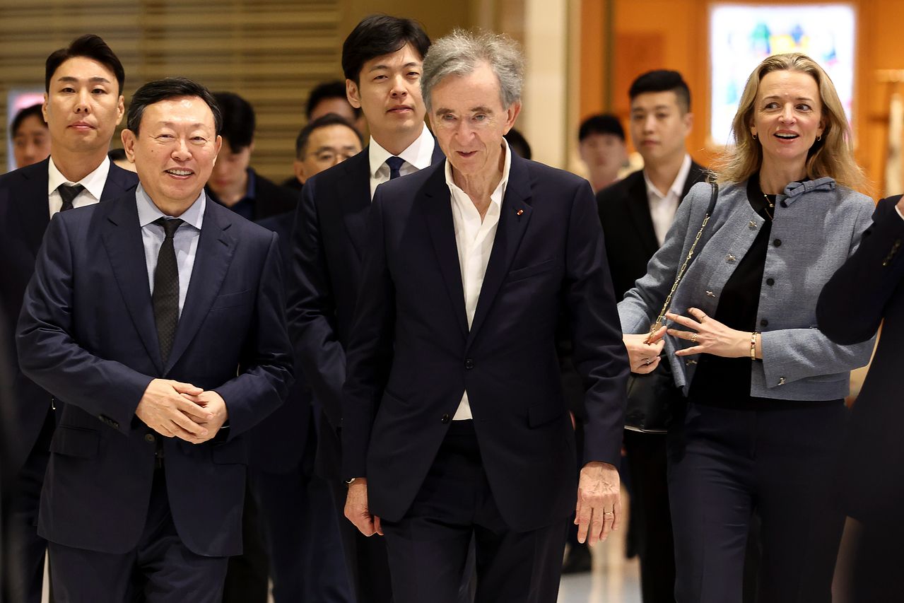 베르나르 아르노 루이비통모에헤네시(LVMH) 회장(가운데)과 딸 델핀 아르노 크리스찬 디올 CEO가 11일 신동빈 롯데그룹 회장(왼쪽)과 함께 잠실롯데타워에 들어서고 있다. [연합뉴스]
