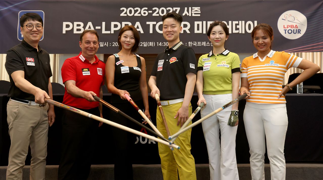 오성욱과 다니엘 산체스, 김가영, 김영원, 정수빈, 스롱 피아비(왼쪽부터)가 12일 열린 PBA-LPBA 미디어데이에서 선전을 다짐하고 있다. 사진 PBA