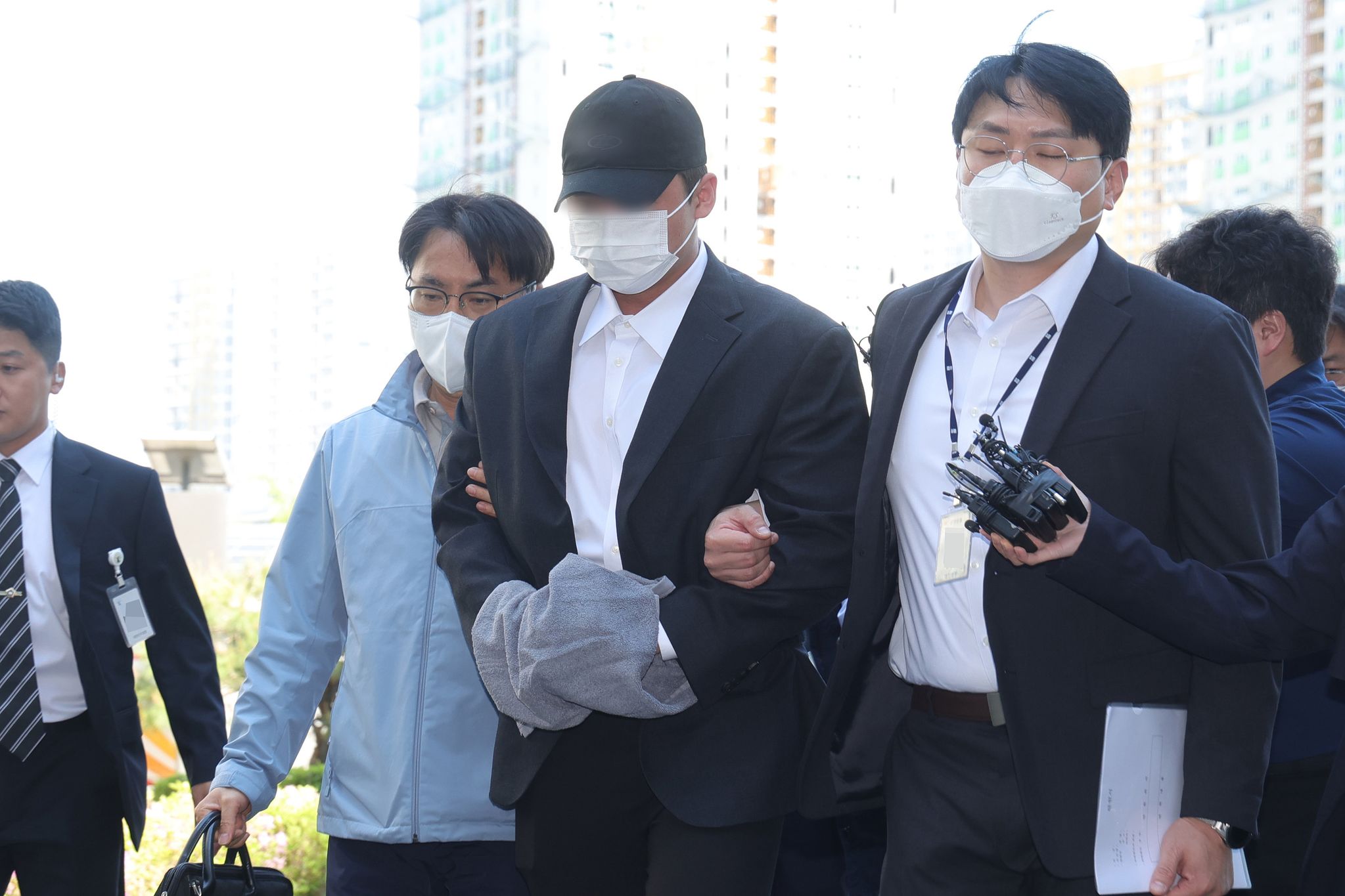 4일 오전 경기도 남양주시 의정부지방법원 남양주지원에서 김창민 영화감독 상해치사 사건 피의자(가운데)가 구속 전 피의자 심문(영장실질심사)을 위해 법정으로 이동하고 있다. 연합뉴스