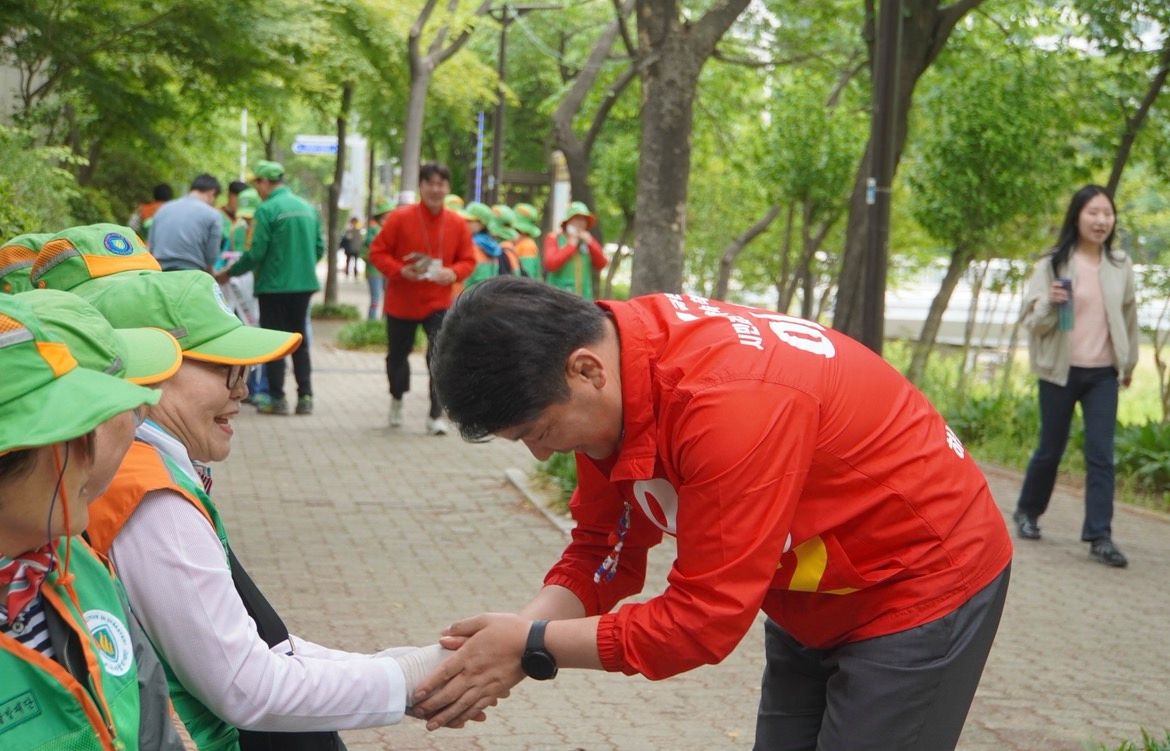  이용 후보가 11일 지역 내 자율방재단 안전점검 활동 후 참여자들과 인사를 하고 있다. 사진=이용 후보 캠프 제공