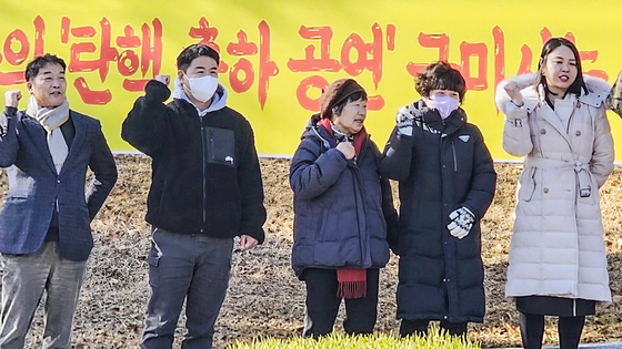 구미지역 보수단체 회원들이 2024년 12월 19일 오후 구미시청 앞에서 가수 이승환씨의 공연 취소를 촉구하는 기자회견을 하고 있다. 뉴스1