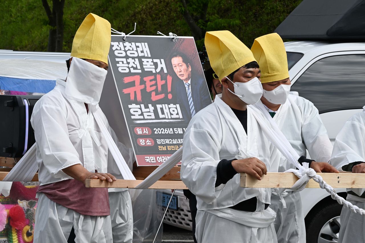 12일 오후 호남 지역 공천자 대회가 열린 전남 강진군 제2실내체육관 앞에서 공천에 불만을 가진 일부 지역 관계자들이 상복을 입고 항의 시위를 벌였다. 뉴시스