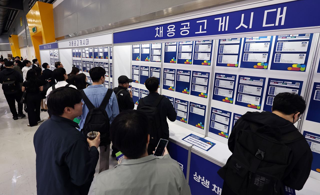 지난달 28일 서울 서초구 양재 aT센터에서 한국경제인협회 주최로 열린 '2026 대한민국 상생 채용박람회'에서 취업준비생들이 채용공고 게시판을 살펴보고 있다. 뉴스1