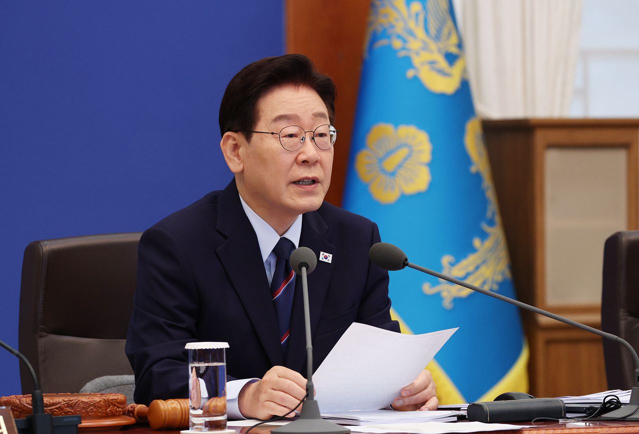  이재명 대통령이 12일 청와대에서 열린 제21회 국무회의에서 발언을 하고 있다. [청와대사진기자단]