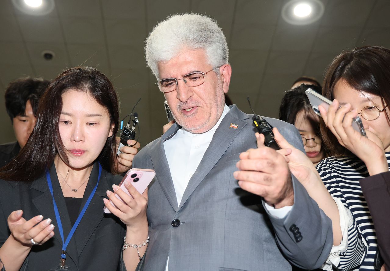 사이드 쿠제치 주한 이란 대사가 10일 오후 서울 종로구 외교부 청사를 나서고 있다. 이날 외교부는 "호르무즈 해협에 정박중이던 HMM 나무호 관련 정부 합동 조사단이 현장 조사를 지난 8일 실시했다"며 "조사 결과 지난 4일 미상의 비행체가 나무호의 선미를 타격한 것으로 확인됐다"라고 말했다. 뉴스1