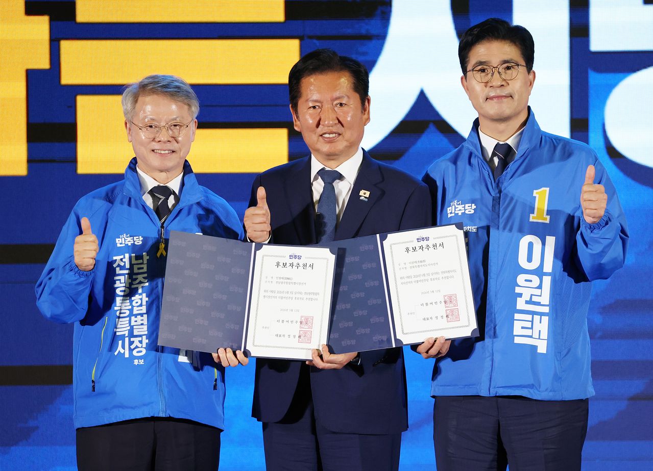 정청래 민주당 대표가 12일 오후 전남 강진군 군동면 강진제2실내체육관에서 열린 전남ㆍ광주ㆍ전북 공천자대회에서 민형배 후보와 이원택 후보에게 공천장을 수여했다. 연합뉴스